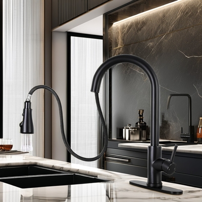 Ruban de cuisine noir mat avec pulvérisateur et design en laiton de style contemporain