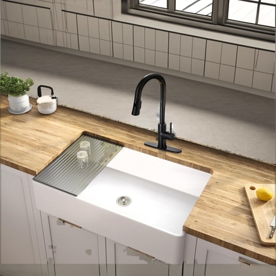 Ruban de cuisine noir mat avec pulvérisateur et design en laiton de style contemporain