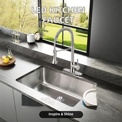 Faucon de cuisine classique en acier inoxydable à poignée unique avec cœur de vanne en céramique et lumière LED
