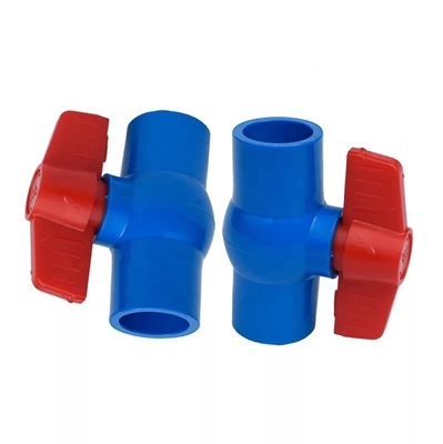 Valve à bille en PVC de longueur standard de 1,5 pouce pour l' irrigation Couleur bleue et matériau