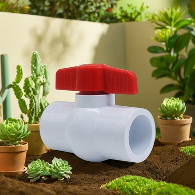 Connexion de prise 1 pouce Valve à bille en PVC blanc pour les systèmes de plomberie à partir de vanne en plastique